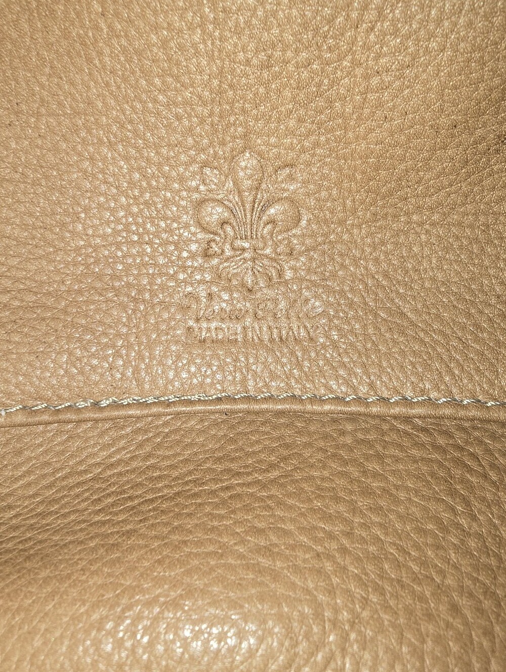 Vera Pelle Italian leather crossbody bag features a distinctive fleur-de-lis